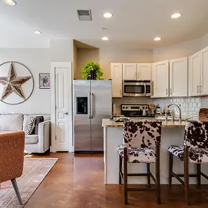 https://condo-8-the-celebrity-minutes-to-broadway-with-a-balcony.nashville-hotels.org